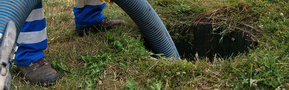 Pumping out sewage; Adobe Stock: 219747651